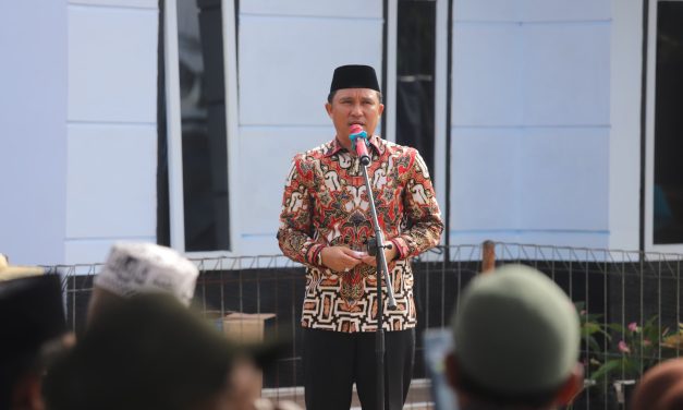 Letakkan Batu Pertama Pembangunan Masjid, Bupati Parosil: Masjid Bukan Hanya Tempat Salat