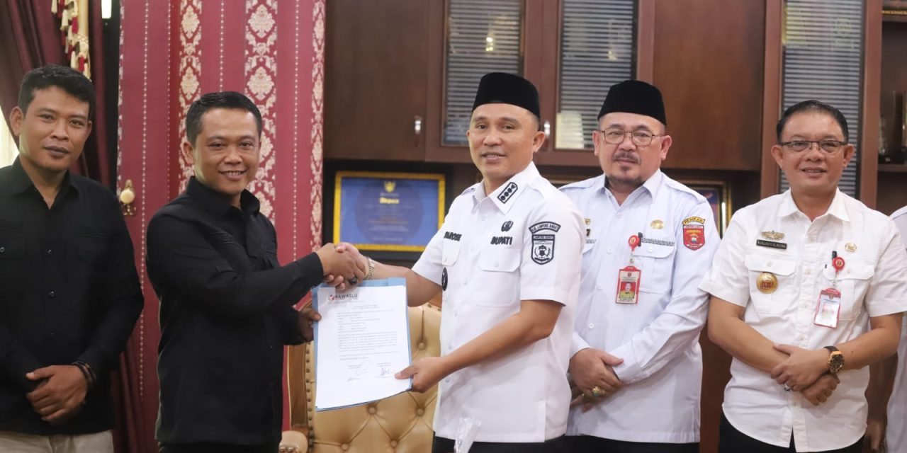 Parosil Mabsus Terima Pengembalian Sisa Dana Hibah Bawaslu Lampung Barat
