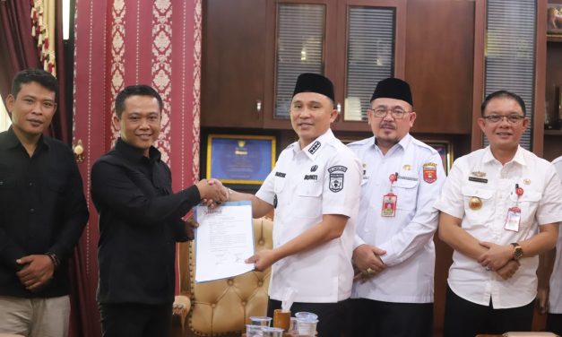 Parosil Mabsus Terima Pengembalian Sisa Dana Hibah Bawaslu Lampung Barat