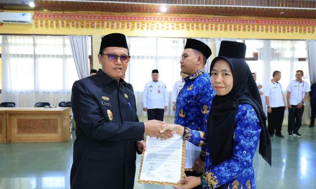 Lantik 33 Fungsional, Nukman Minta Bekerja Sesuai Regulasi