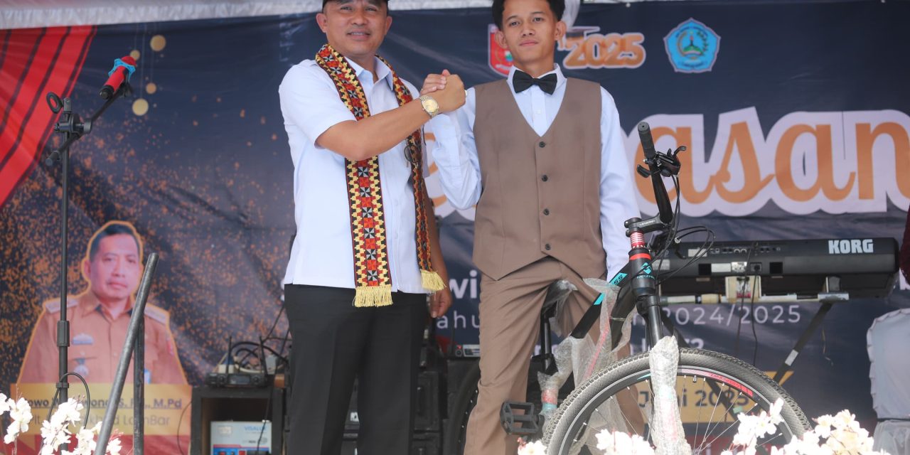 Bupati Parosil Harapkan Lulusan SMPN 1 Kebun Tebu Jadi Generasi Penerus yang Mampu Majukan Daerah