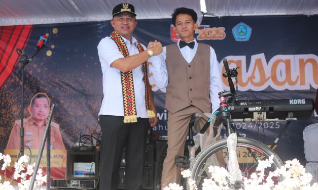 Bupati Parosil Harapkan Lulusan SMPN 1 Kebun Tebu Jadi Generasi Penerus yang Mampu Majukan Daerah