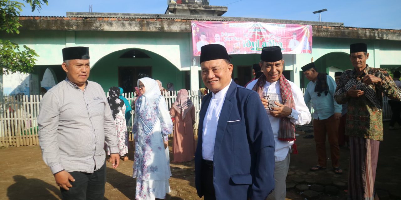 Wakil Bupati Lampung Barat Laksanakan Sholat Idul Adha dan Serahkan Hewan Kurban kepada Masyarakat Pekon Suka Makmur
