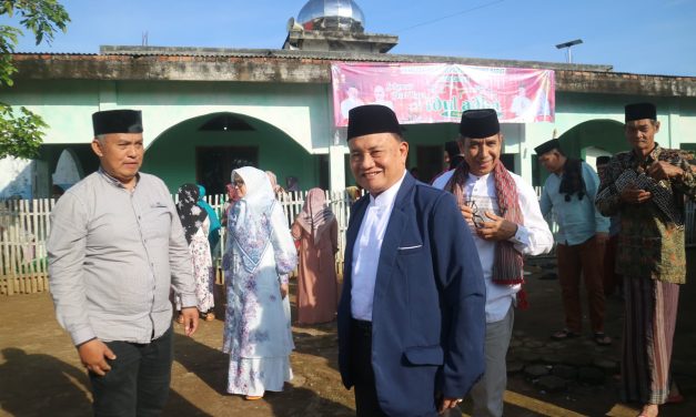 Wakil Bupati Lampung Barat Laksanakan Sholat Idul Adha dan Serahkan Hewan Kurban kepada Masyarakat Pekon Suka Makmur