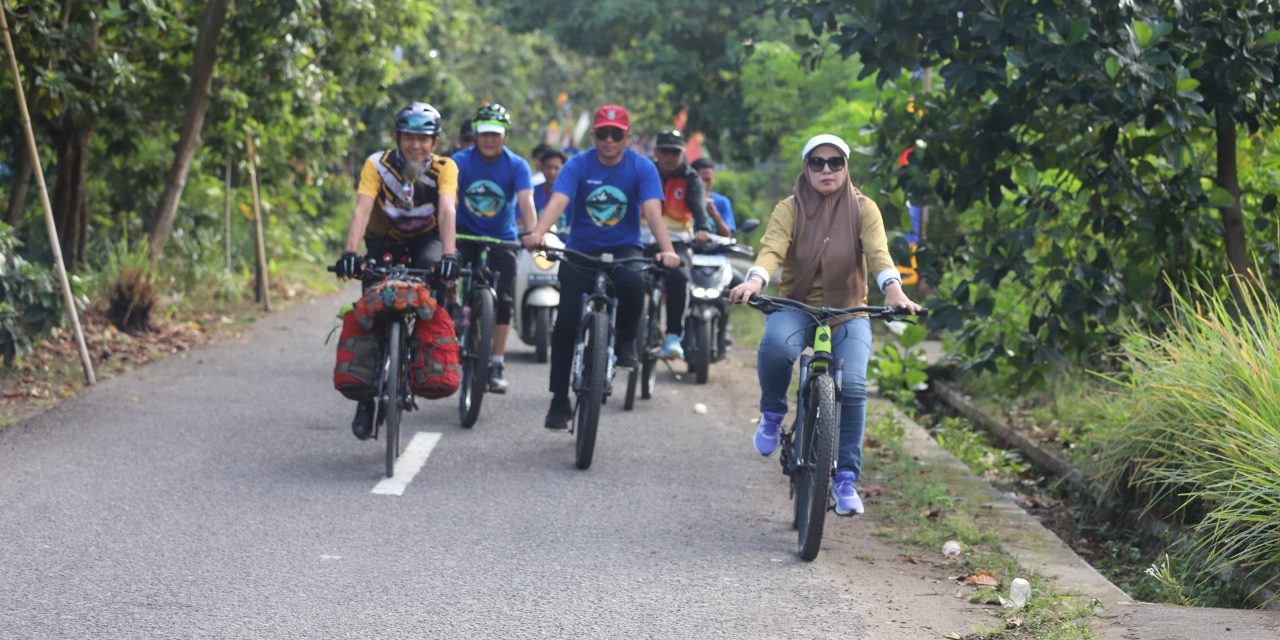 Rangkaian Peresmian Pasar Tematik Ditutup Parosil Mabsus Dengan Gowes Keliling Danau Ranau