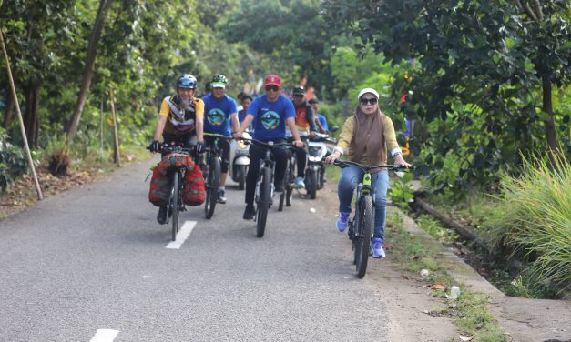 Rangkaian Peresmian Pasar Tematik Ditutup Parosil Mabsus Dengan Gowes Keliling Danau Ranau