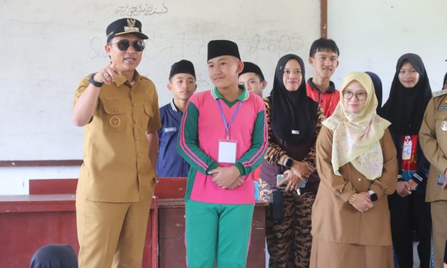 Sidak Hari Kedua Tahun Ajaran Baru, Parosil Beri Motivasi Siswa dan Guru