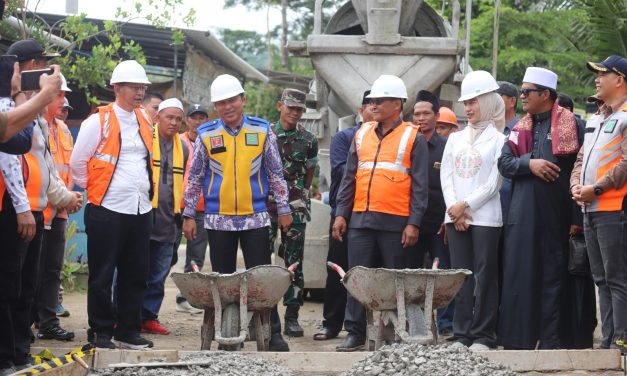 Bupati Parosil Letakkan Batu Pertama Pembangunan Jalan Tugu Ratu–Sukamarga, Titik Awal Harapan Baru Warga Suoh