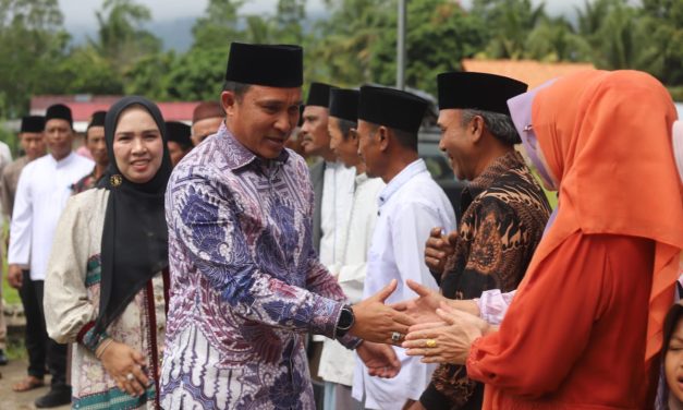 Bupati Parosil Ajak Warga “Bersih Kampung, Bersih Hati” Lewat Pengajian Akbar dan Bersih Desa di Sukamarga