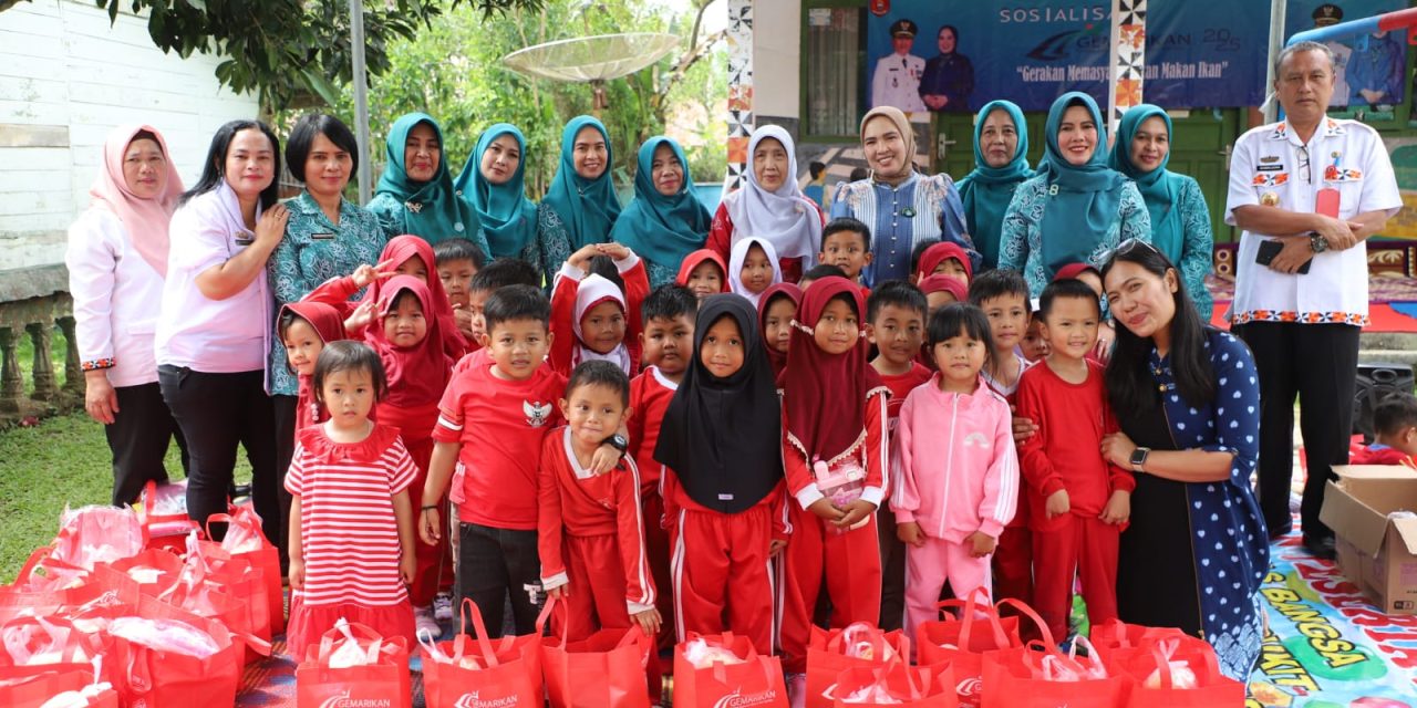 Partinia Parosil Mabsus Ajak Siswa Paud Tunas Bangsa Gemar Makan Ikan