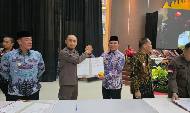 Parosil Mabsus Tandatangani MoU Kesepakatan Jaga Desa Dengan Kajari Lampung Barat