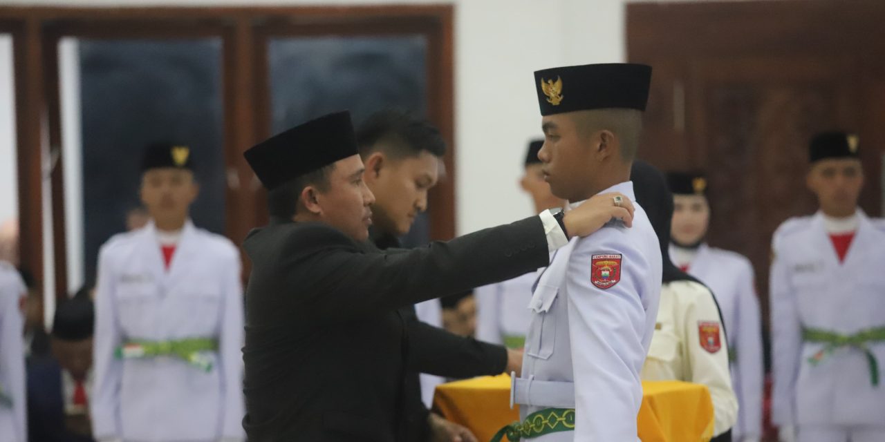 Bupati Parosil Kukuhkan 50 Anggota Paskibraka pada Peringatan HUT ke-80 RI