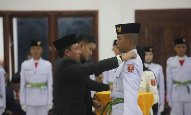 Bupati Parosil Kukuhkan 50 Anggota Paskibraka pada Peringatan HUT ke-80 RI