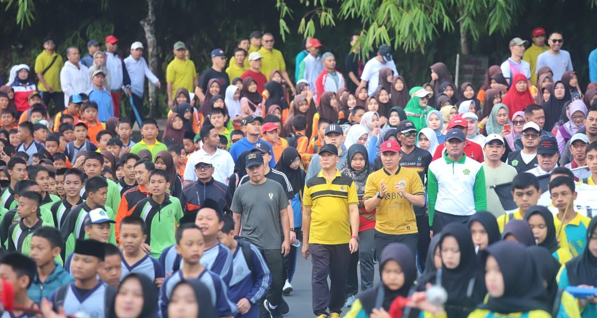 Bupati Parosil Mabsus Ajak Warga Lampung Barat Jaga Kerukunan Lewat Jalan Sehat HUT ke-80 RI