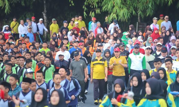 Bupati Parosil Mabsus Ajak Warga Lampung Barat Jaga Kerukunan Lewat Jalan Sehat HUT ke-80 RI