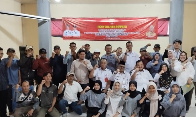 Pemkab Lambar Serahkan Reward Kepada Lima Kelompok Tani yang Mengikuti Pelatihan SL-PLA