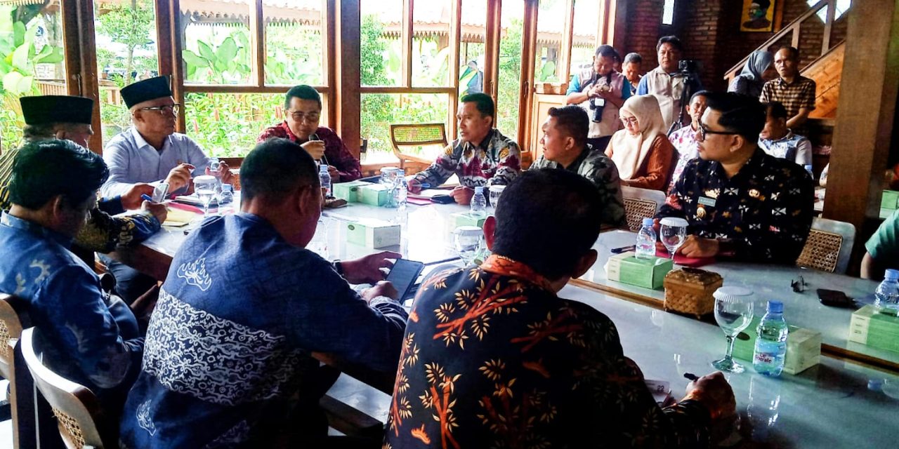 Bupati Parosil Minta Dukungan Kementerian PUPR Tangani Jalan Longsor di Mutar Alam: “Ini Tanggung Jawab Bersama”