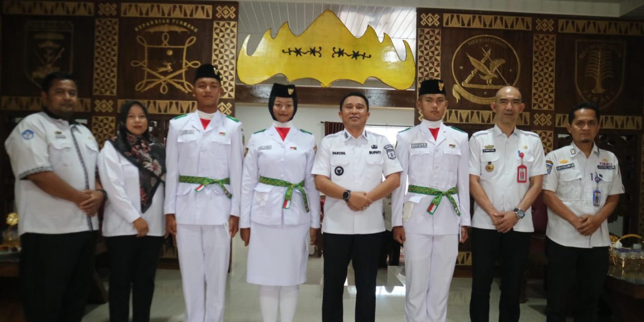 Bupati Parosil Serahkan Tali Asih kepada Tiga Paskibraka Lampung Barat yang Harumkan Daerah di Tingkat Provinsi