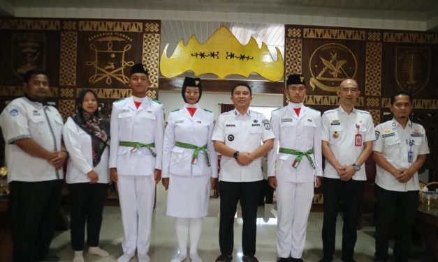 Bupati Parosil Serahkan Tali Asih kepada Tiga Paskibraka Lampung Barat yang Harumkan Daerah di Tingkat Provinsi