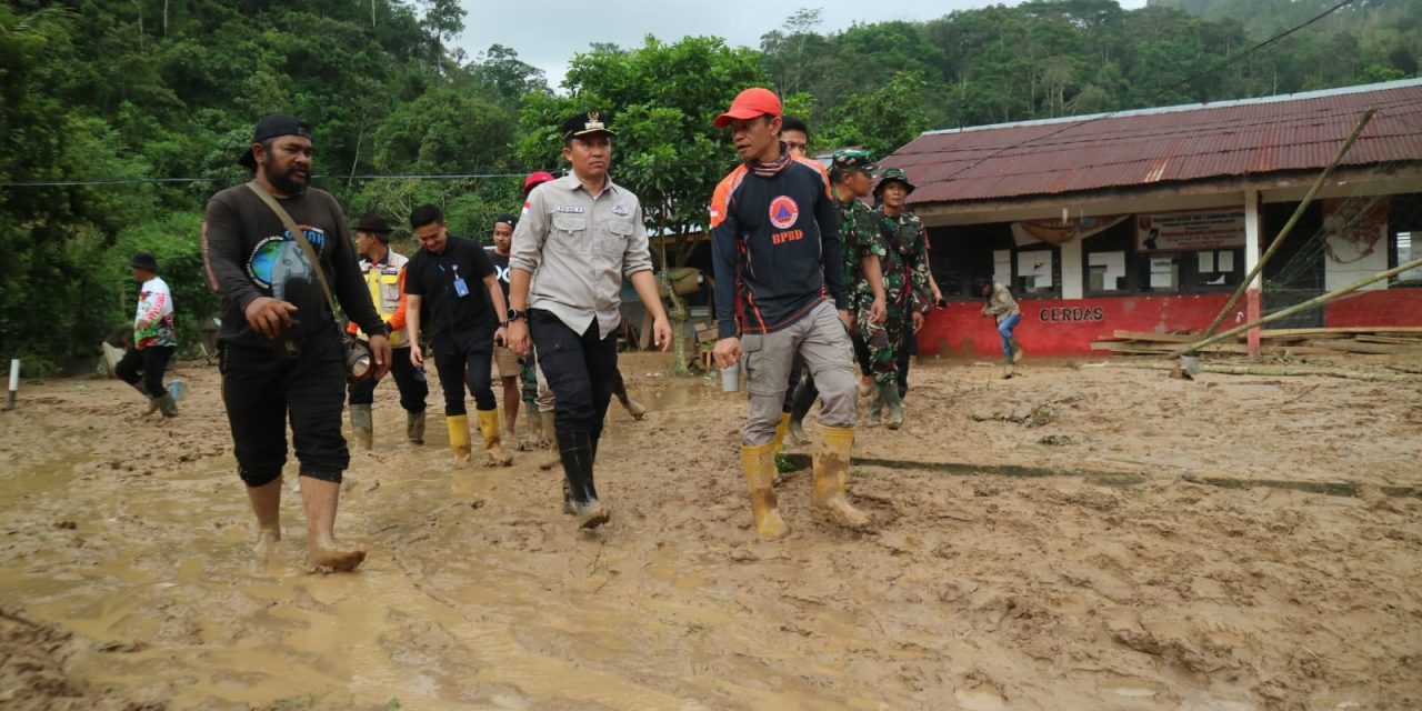 Prihatin dengan Warga Terdampak Banjir, Parosil Tinjau Lokasi Banjir Sembari Salurkan Bantuan