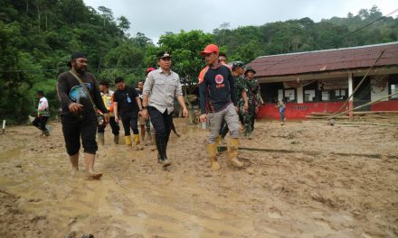 Prihatin dengan Warga Terdampak Banjir, Parosil Tinjau Lokasi Banjir Sembari Salurkan Bantuan