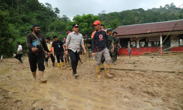 Prihatin dengan Warga Terdampak Banjir, Parosil Tinjau Lokasi Banjir Sembari Salurkan Bantuan