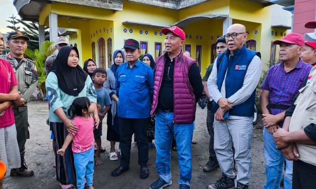 Peduli Warga Terdampak Banjir Bandang di Suoh, Wabup Mad Hasnurin Apresiasi Kepedulian Anggota DPR RI Komisi V Mukhlis Basri