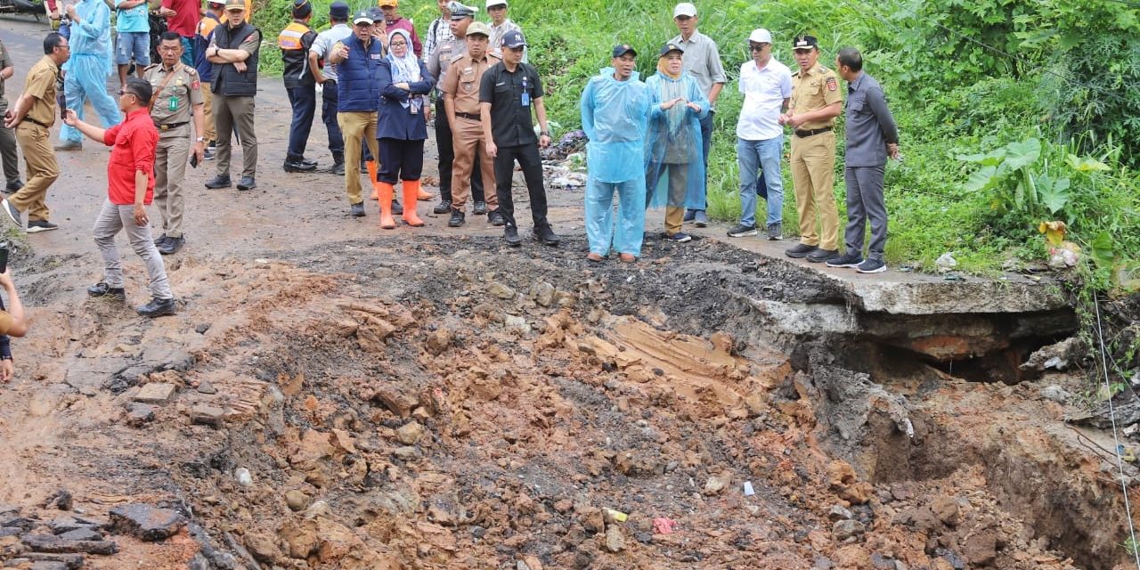 Bupati Lampung Barat Tinjau Jalan Liwa – Hanakau Yang Putus Akibat Longsor