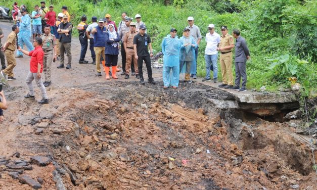 Bupati Lampung Barat Tinjau Jalan Liwa – Hanakau Yang Putus Akibat Longsor
