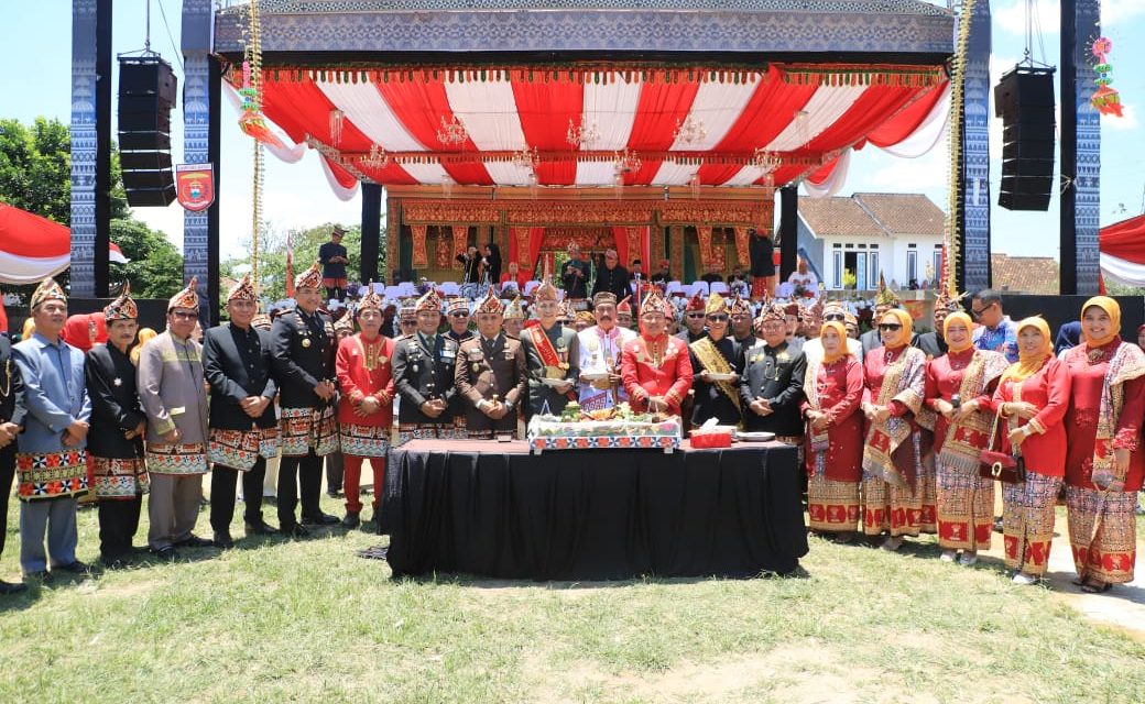 Semarak HUT Ke-34, Pemkab Lampung Barat Gelar Upacara Hingga Pentas Seni
