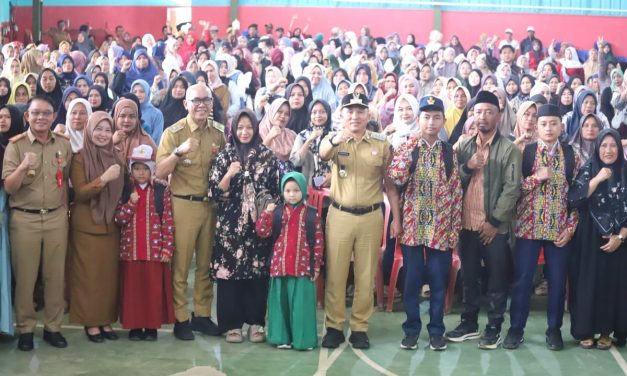 Bagikan 1. 468 Seragam Gratis Siswa SD, SMP, Parosil Paparkan Rencana Program Beasiswa Untuk Masyarakat Tak Mampu