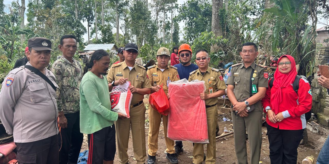 Pasca Cuaca Ekstrem di Balik Bukit, Sekda Lampung Barat Serahkan Bantuan dan Imbau Warga Tetap Waspada
