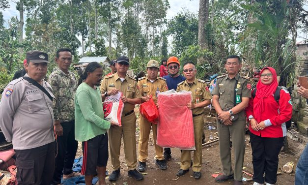 Pasca Cuaca Ekstrem di Balik Bukit, Sekda Lampung Barat Serahkan Bantuan dan Imbau Warga Tetap Waspada