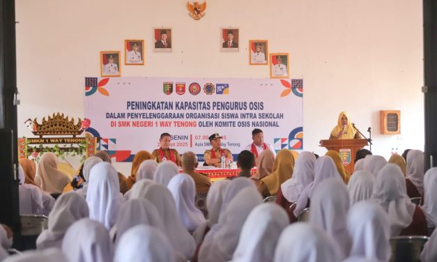 Parosil Berikan Motivasi Kepada Siswa SMKN Way Tenong Melalui Diklat Kapasitas Pengurus Osis