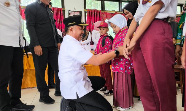 “Semua Bisa Sekolah”: Komitmen Parosil Mabsus Tegakkan Pemerataan Pendidikan di Lampung Barat