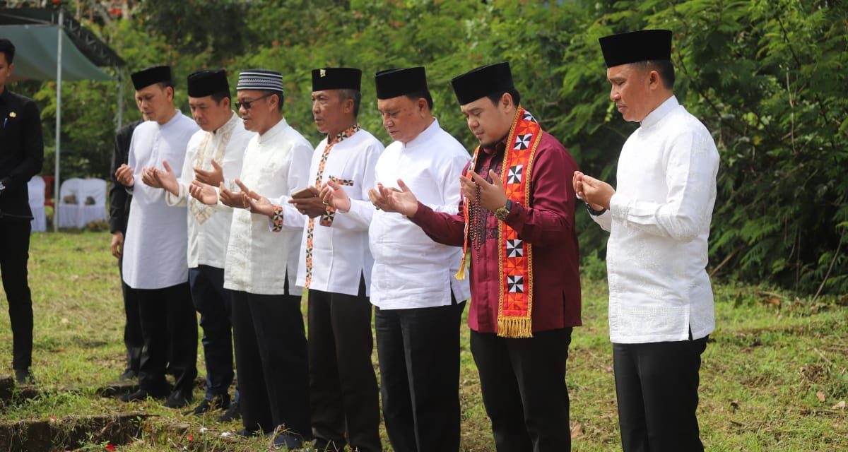 Peringati Hut ke-34 Lambar, Bupati Berama Forkopimda Ziarah Kubur dan Doa Bersama Untuk Para Korban Gempa 1994