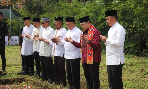 Peringati Hut ke-34 Lambar, Bupati Berama Forkopimda Ziarah Kubur dan Doa Bersama Untuk Para Korban Gempa 1994