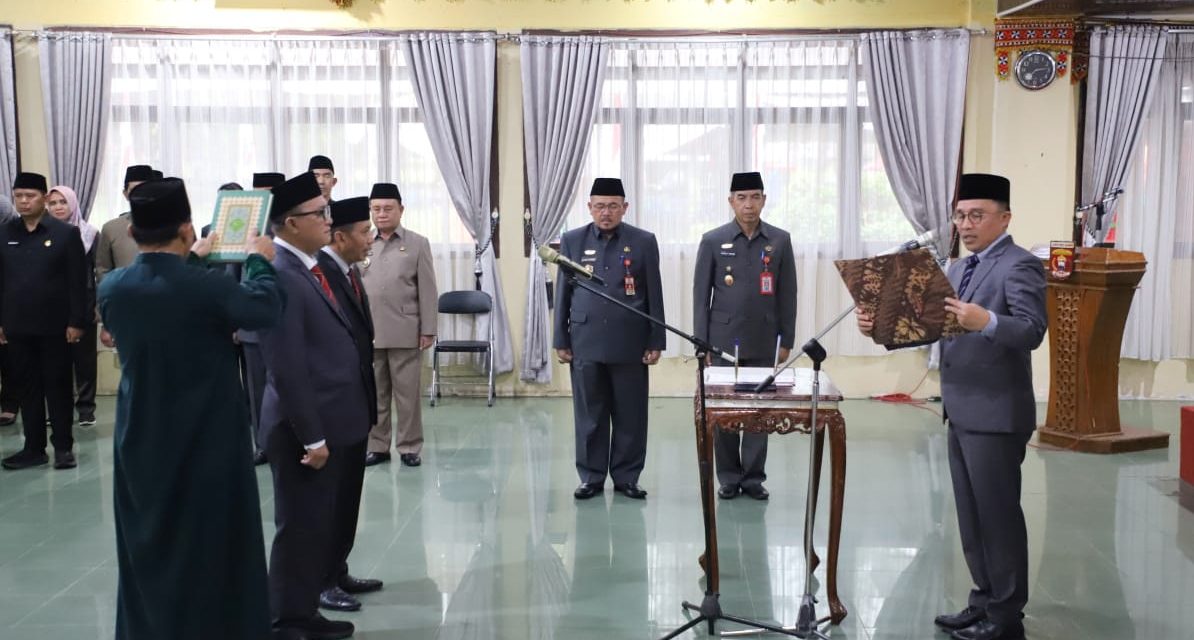Lantik Dua JPT Pratama di Lingkungan Pemkab Lambar, Parosil Mabsus Minta Pejabat Baru Ciptakan Terobosan