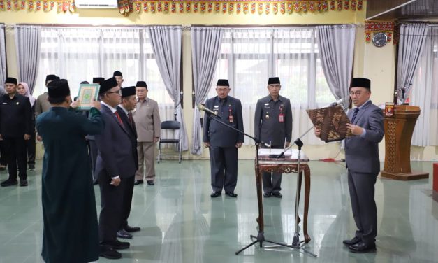 Lantik Dua JPT Pratama di Lingkungan Pemkab Lambar, Parosil Mabsus Minta Pejabat Baru Ciptakan Terobosan
