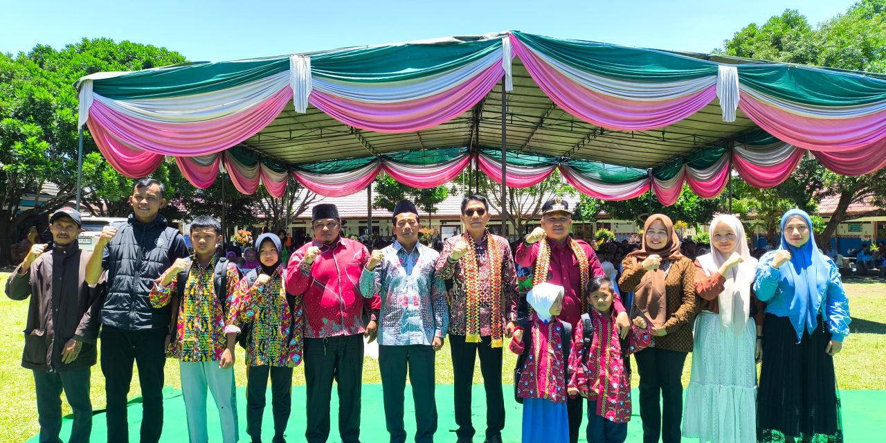 Atas Permintaan Orang Tua Wali Murid, Tahun 2026 Bupati Parosil Akan Bagikan Kembali Tiga Stel Seragam Sekolah Gratis