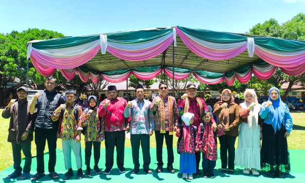 Atas Permintaan Orang Tua Wali Murid, Tahun 2026 Bupati Parosil Akan Bagikan Kembali Tiga Stel Seragam Sekolah Gratis