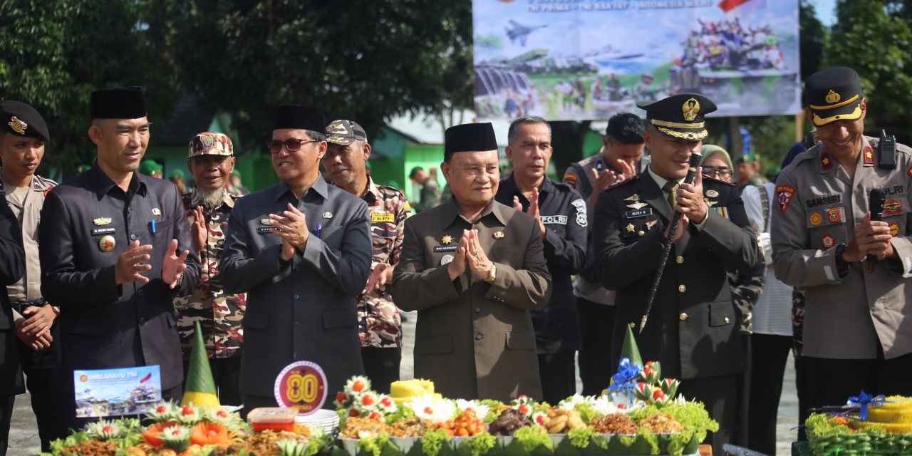 Wakil Bupati Drs. Mad Hasnurin Beri Kejutan Tumpeng HUT ke-80 TNI di Makodim 0422 Lampung Barat