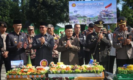 Wakil Bupati Drs. Mad Hasnurin Beri Kejutan Tumpeng HUT ke-80 TNI di Makodim 0422 Lampung Barat