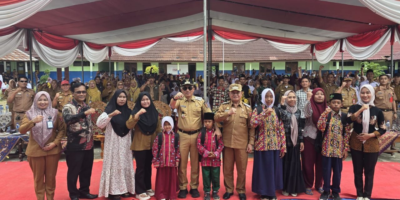 Seragam Gratis Parosil Mabsus dan Mad Hasnurin Menjadi Program Primadona Masyarakat Lampung Barat