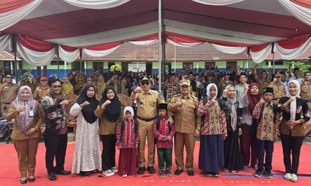 Seragam Gratis Parosil Mabsus dan Mad Hasnurin Menjadi Program Primadona Masyarakat Lampung Barat