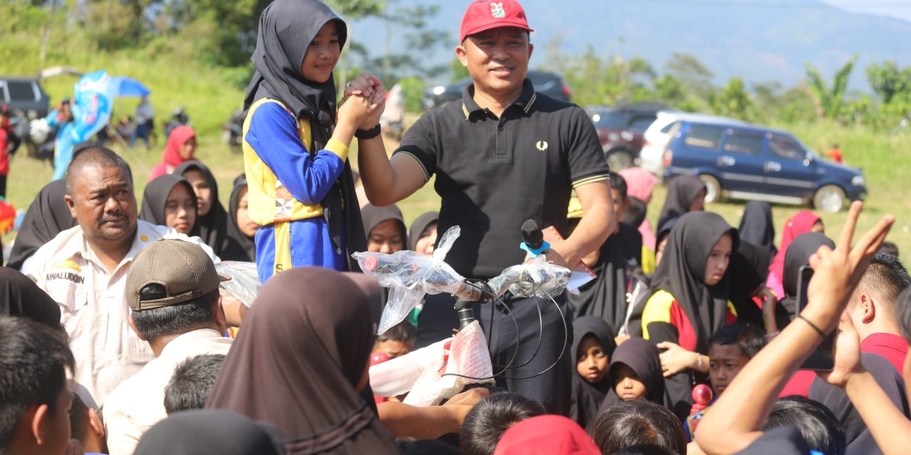 Momen Haru di Pagar Dewa, Bupati Parosil Hadiahi Sepeda untuk Gadis Kecil yang Kehilangan Ayah