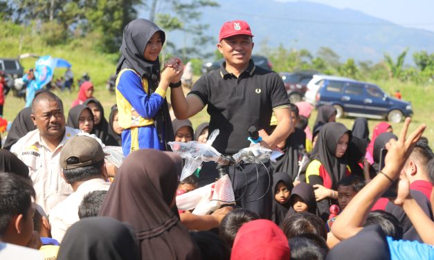 Momen Haru di Pagar Dewa, Bupati Parosil Hadiahi Sepeda untuk Gadis Kecil yang Kehilangan Ayah