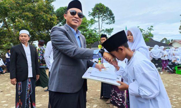 Bupati Parosil Mabsus Apresiasi Santri Berprestasi di Hari Santri Nasional 2025, Hadiahkan Umroh dan Sepeda