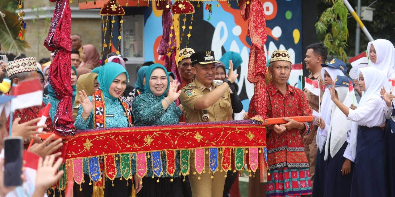 Didampingi Bupati Parosil dan Macik Partinia, Ketua TP PKK Provinsi Lampung Canangkan Desa TAPIS di Lumbok Seminung: Serahkan Sejumlah Bantuan Sosial dan Ekonomi Produktif