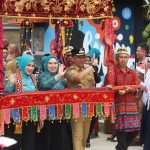 Didampingi Bupati Parosil dan Macik Partinia, Ketua TP PKK Provinsi Lampung Canangkan Desa TAPIS di Lumbok Seminung: Serahkan Sejumlah Bantuan Sosial dan Ekonomi Produktif